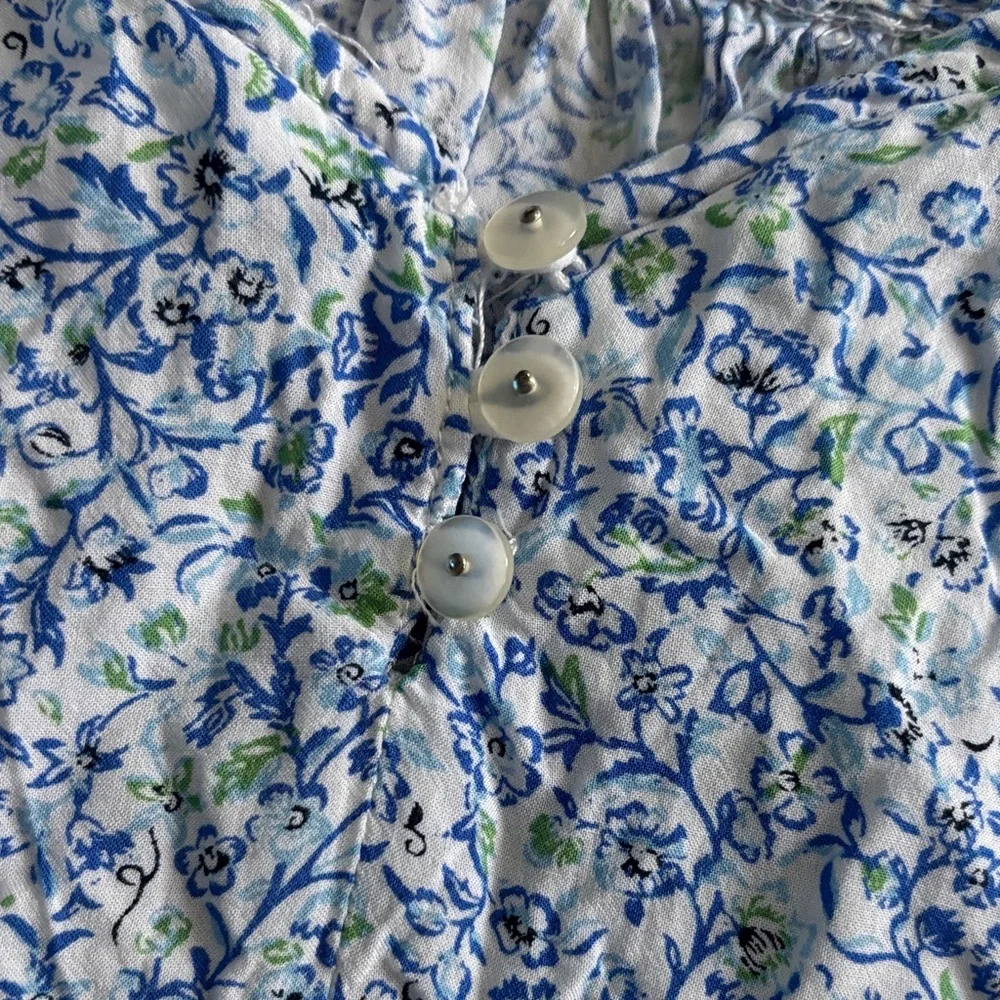Fairycore Cynthia Rowley Blue and White Floral V-Neck Blouse | Size L - Picture 3 of 7